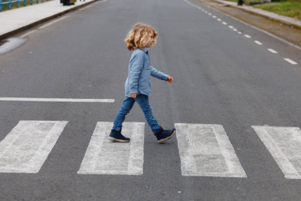 Фото мальчик и девочка переходят дорогу
